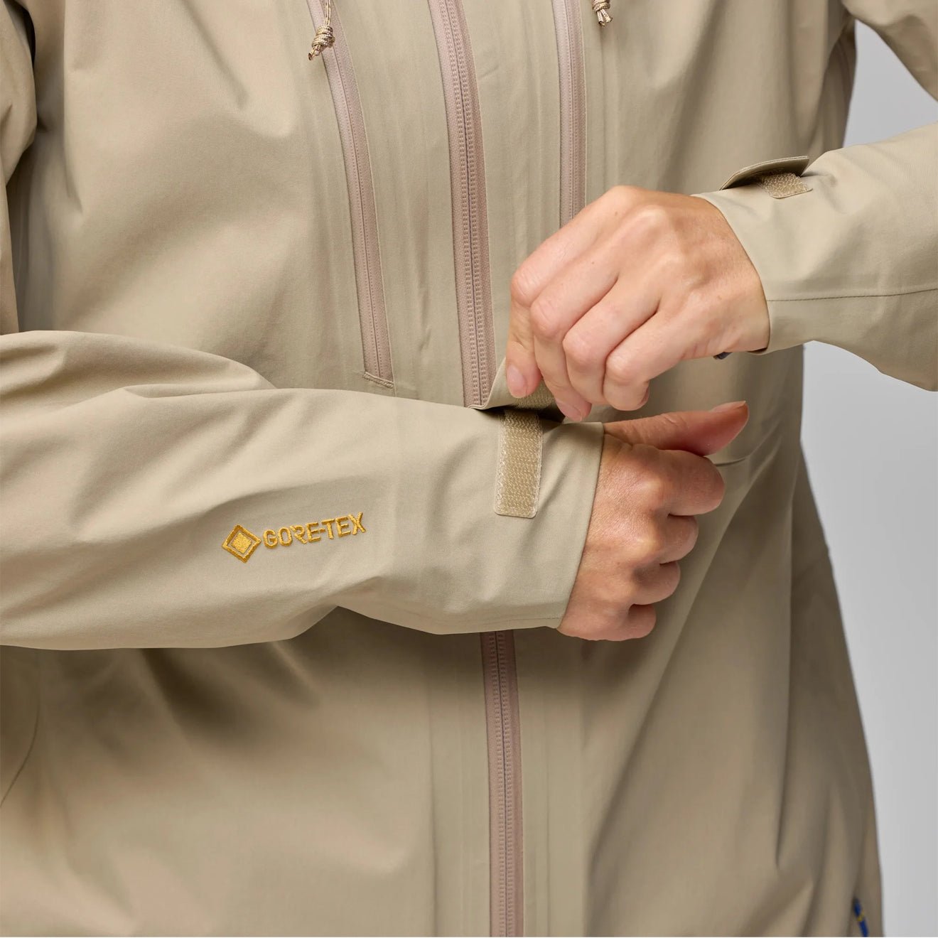 Fjallraven Womens Keb GTX Jacket Fossil - The Sporting Lodge