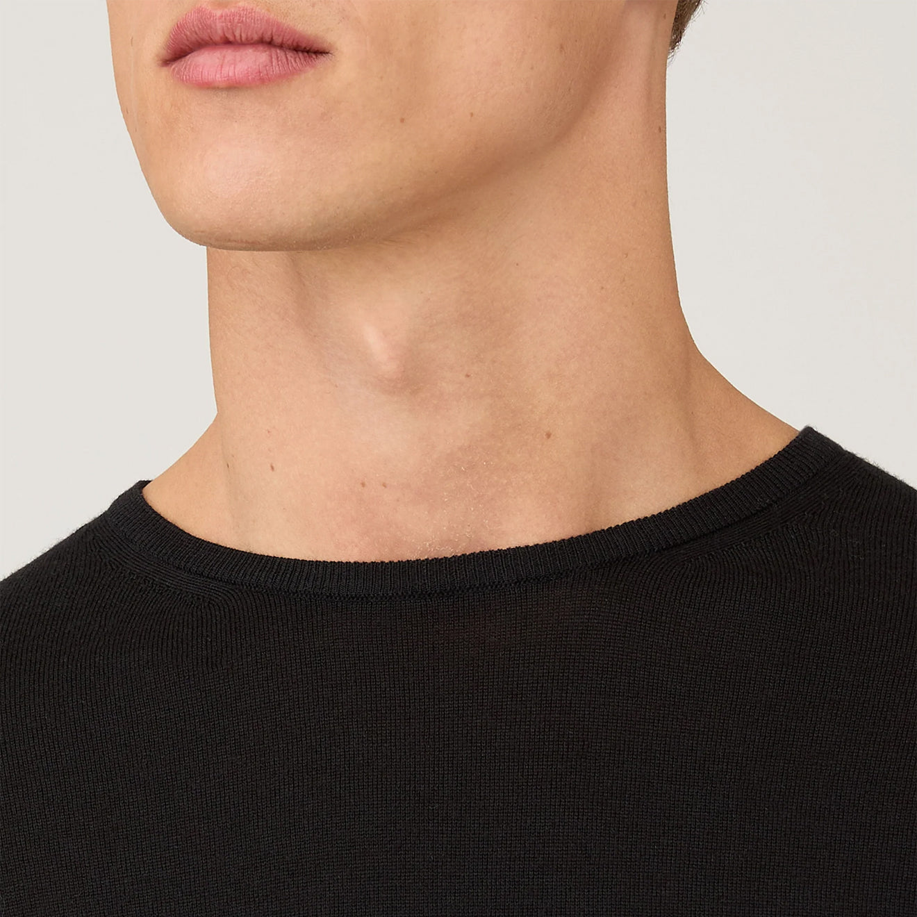 Sunspel Extra-Fine Merino Crew Neck Knit Black - The Sporting Lodge