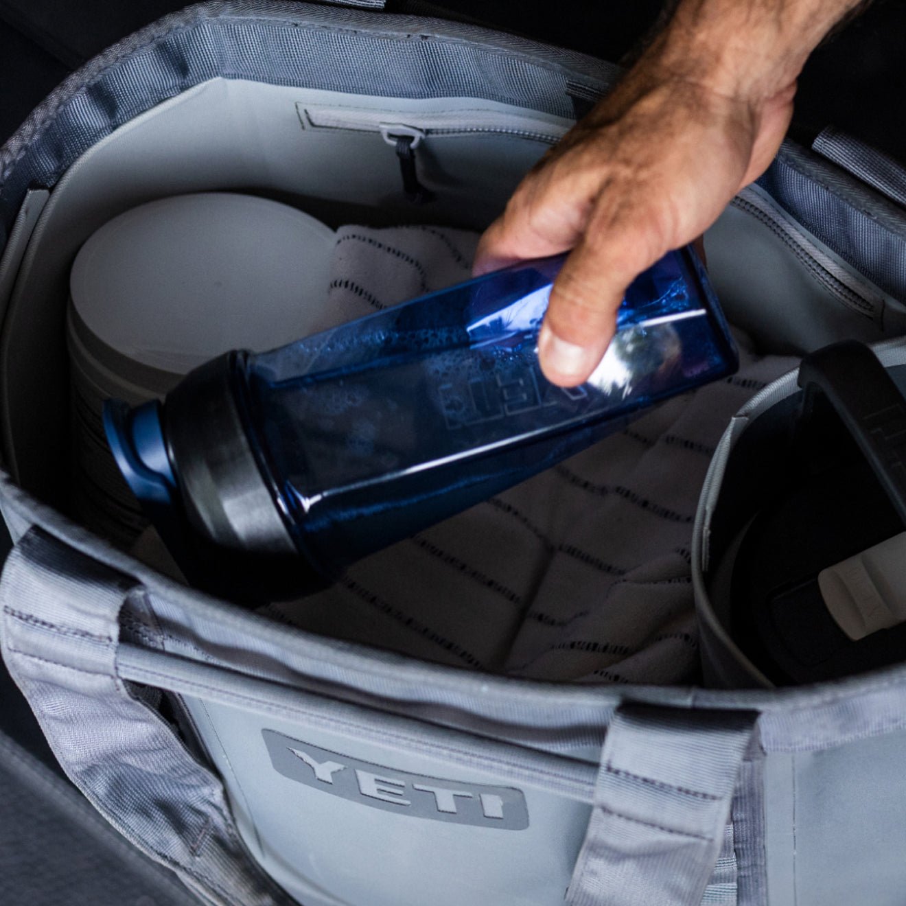 YETI 27 oz (737 ml) Shaker Bottle Navy