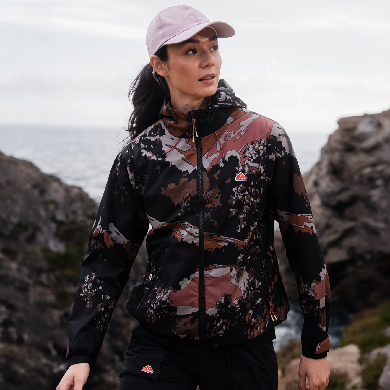 Sealskinz Womens Beckett Printed Packable Windbreaker Brown