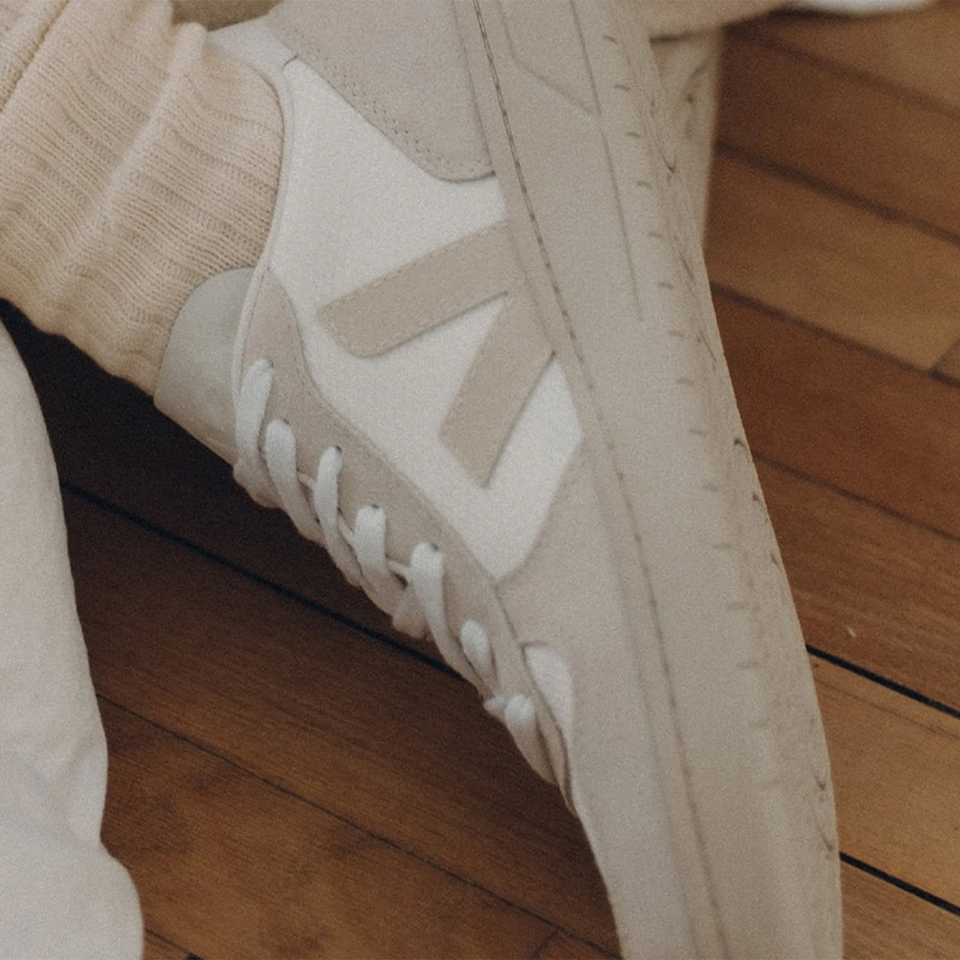 Veja Womens V-10 Trainer White Natural Pierre